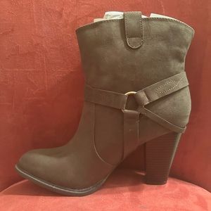 JUSTFAB Suede Woman’s Raney Size 11 in Olive. (New in box/Never worn)